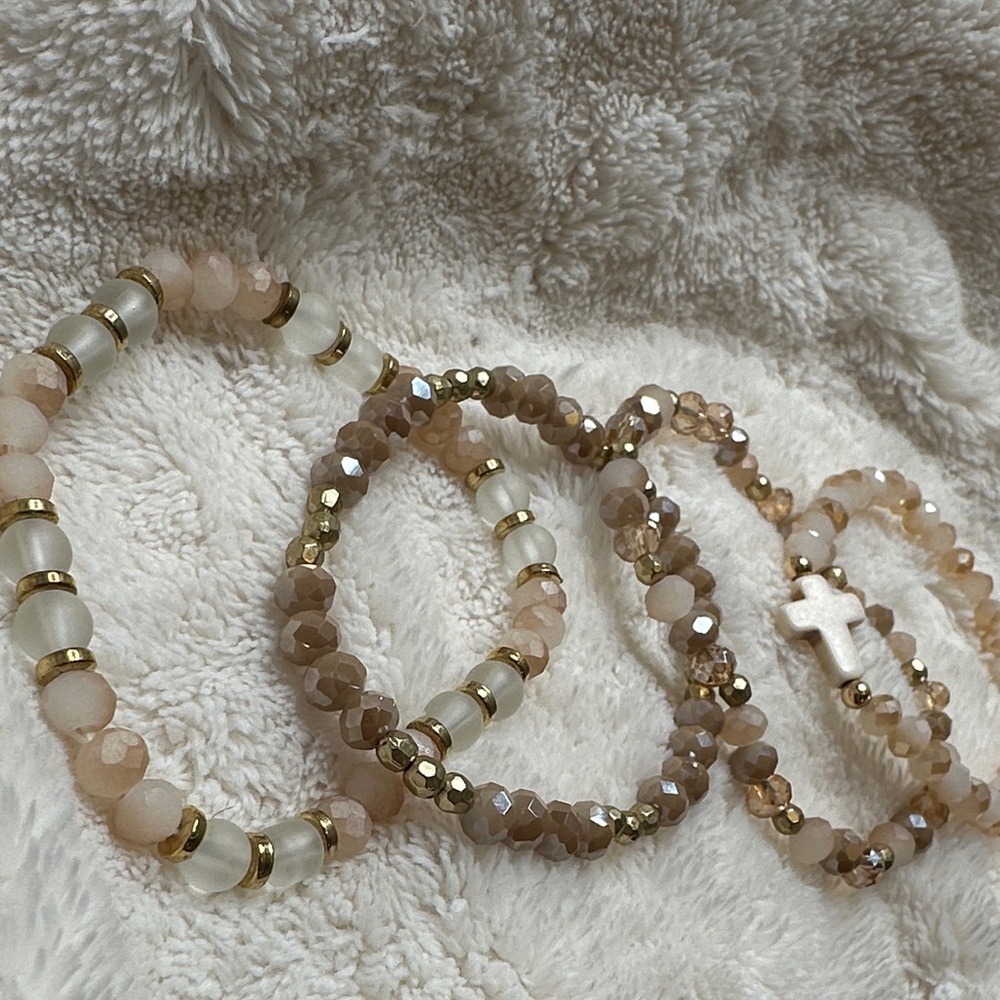 Beaded Bracelets Pretty Pink & Peachy Gold Mauve Set of 4 with Cross Charm NWOT - Picture 3 of 16